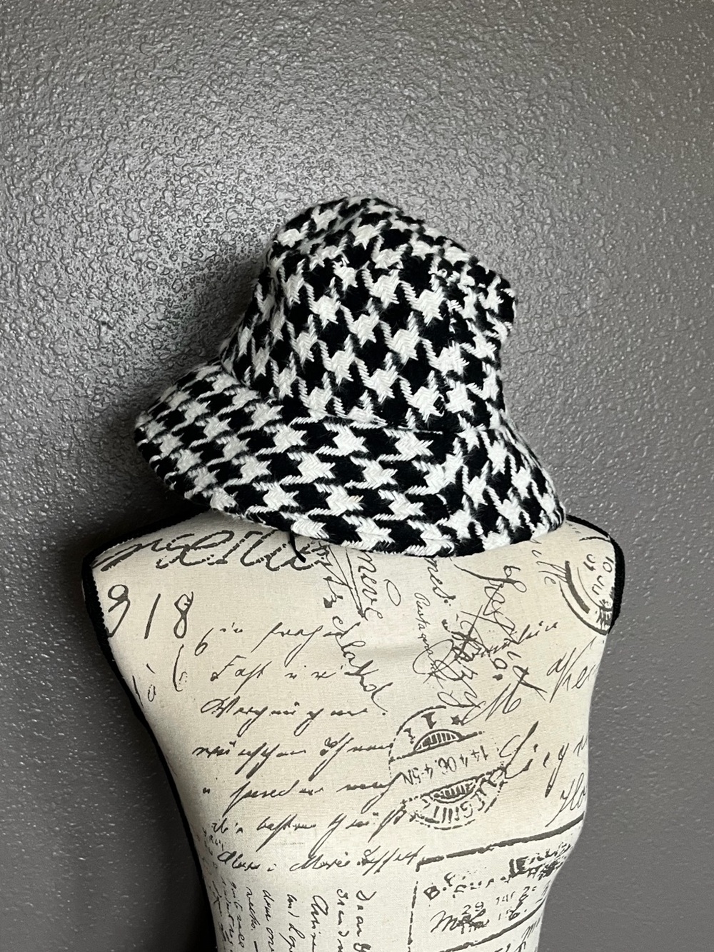 Forever 21 Black and White Houndstooth Bucket Hat
